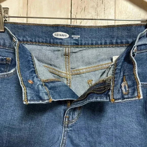 Old Navy Boyfriend Mid-Rise Distressed Jean Shorts Size 8 - Picture 4 of 5